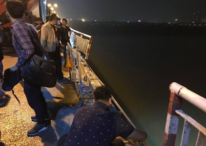 Hà Nội: Ô tô rơi khỏi cầu Chương Dương, nghi vài người mắc kẹt trong xe