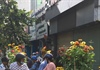 Người dân đổ xô đi mua hoa “đại hạ giá” sáng 30 Tết