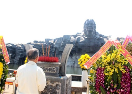 Hàng ngàn du khách tham quan Tượng đài Mẹ Việt Nam Anh hùng dịp Tết