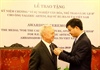Trao Kỷ niệm chương Vì sự nghiệp VHTTDL cho Đại sứ Rumani tại Việt Nam
