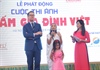 Ca sĩ Đoan Trang hát trong lễ phát động cuộc thi ảnh về “Mái ấm gia đình Việt”