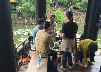 Khách tham quan “vô tư” bày đồ ăn và uống bia tại di tích Xung Khiêm...
