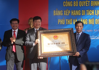 Bộ trưởng Nguyễn Ngọc Thiện trao Bằng Di tích quốc gia Phủ thờ và lăng...