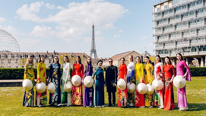 Một năm bận rộn quảng bá áo dài Việt