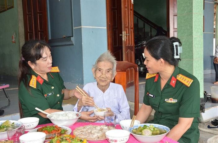 Quảng Ngãi: Tặng quà Mẹ Việt Nam Anh hùng nhân ngày 20.10