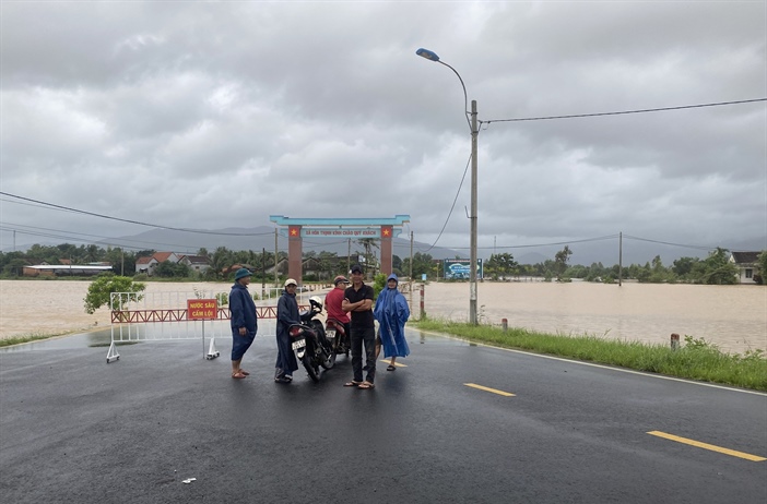 Mưa lũ gây nhiều nơi ở Bình Định, Phú Yên bị ngập nước, giao thông chia cắt