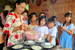 Học sinh háo hức trải nghiệm làm bánh truyền thống ở làng Bình Thành